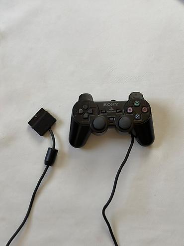 oyun sukan dəsti: PlayStation 2 oyun konsolu dəsti. Dəstə şəkildə görünənlər daxildir — 3
