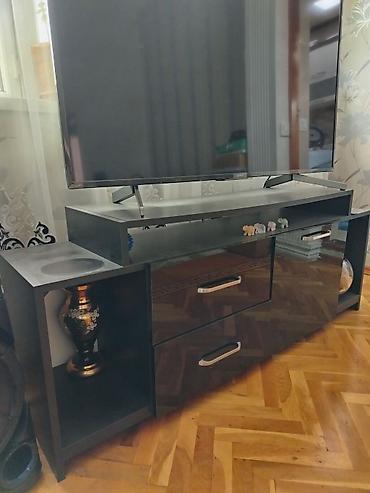 divarda kitab refleri: Televizor altlığı yeni alınıb islenmiyib heç endirim edecem — 2