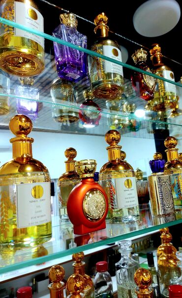 сколько стоит грамм золота 585 пробы в баку: Şüşə qablaşdırmada qadınlar üçün ətir. Şəffaf şüşə qab, qızılı rəngli