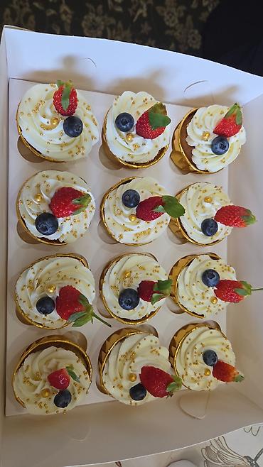 Кондитерские изделия, сладости: Десерты на заказ: капкейки и цифро‑торт. - Капкейки в золотых — 5