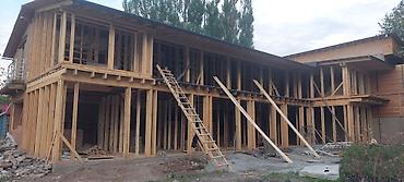 Другие стройуслуги: Стена дома, частично утепленная тюками соломы, закрепленными — 11