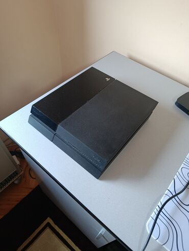 grejaci za noge na baterije: Prodajem Sony PlayStation 4 – 500GB memorije U odličnom stanju, bez
