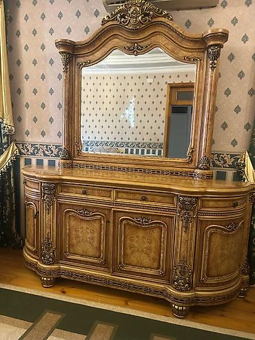 çalışma masa: Qonaq otağı üçün klassik üslubda mebel dəsti təqdim olunur. Dəstə — 1