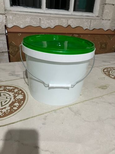 контейнер с крышкой: Белое пластиковое ведро с ручкой и зеленой крышкой обеспечивает