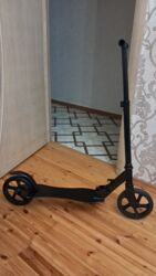 чемодан с инструментами для автомобиля: Şəhər üçün böyük təkərli skuter - Rəng: qara, minimalistik dizayn -