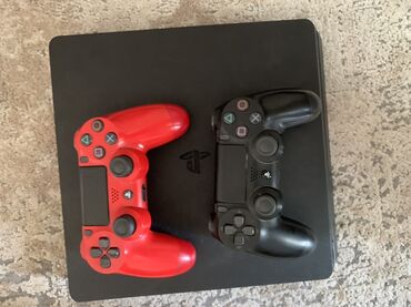 заказать плейстейшен 4: PlayStation 4 sade 2 dene pult var biri qirmizi biri qara yaxsi