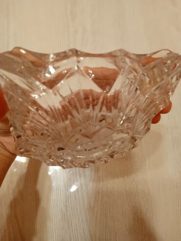 Konfet qabları: Hamısı bir yerdə 15 AZN 2 ədəd Xrustal konfet qabı, 1 ədəd Xrustal — 17