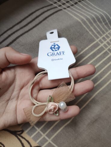 Toy paltarları və aksesuarları: Qiymət: 50 qəpik Zərif rəngdə, bant və mirvari vurğulu saç rezini