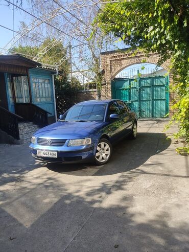 купить запчасти опель омега б: Синий седан Volkswagen Passat, модель B5, припаркован на улице