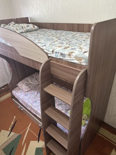 Двухъярусные кровати: -Двухъярусная кровать из ламинированной ДСП в коричневых тонах