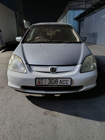 хондо цивик: Автомобиль Honda Civic в кузове хэтчбек, выполненный в серебристом