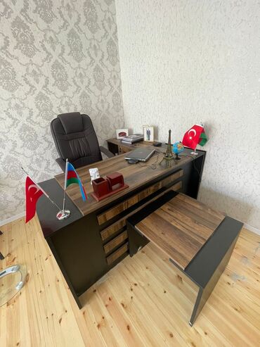 Ofis masaları: İşlənmiş, Müdir üçün, Dördbucaq masa