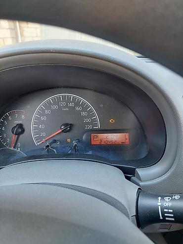 ucuz masin satişi: Nissan Sunny sedan – ağ rəng, AZ nömrə nişanı ilə. Şəhər üçün — 4