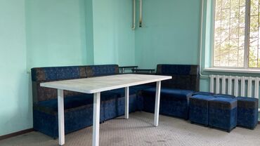 мягкая мебель для гостинной фото и цены: Угловой кухонный гарнитур, состоящий из двух диванов, стола и 4х