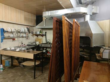 Digər kommersiya daşınmaz əmlakı: Obyekt 100 m2-dir. Yeni təmir olunub. Əşyalı olaraq verilir. İçində — 5