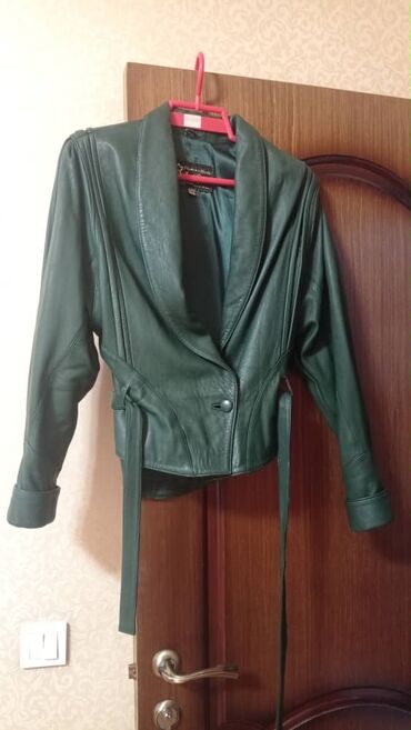 Женская одежда: Продаю куртку женскую из натуральной кожи.Турция.цвет темно зеленый
