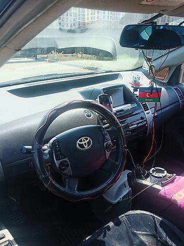 nolyeddi şəkilləri: Toyota Prius (2-ci nəsil) hibrid hetçbek - Rəng: qara - Kuzov: 5 — 5
