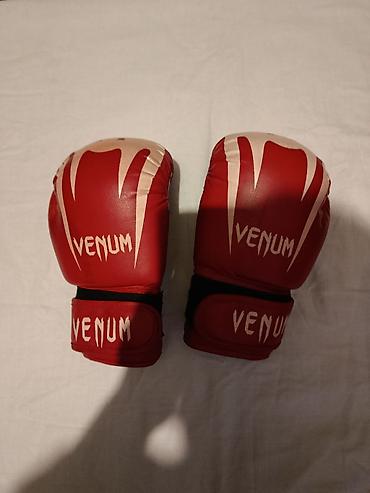 idman xalçası: Venum boks əlcəkləri – qırmızı rəngdə, krem naxışlı dizayn. Bilək — 1