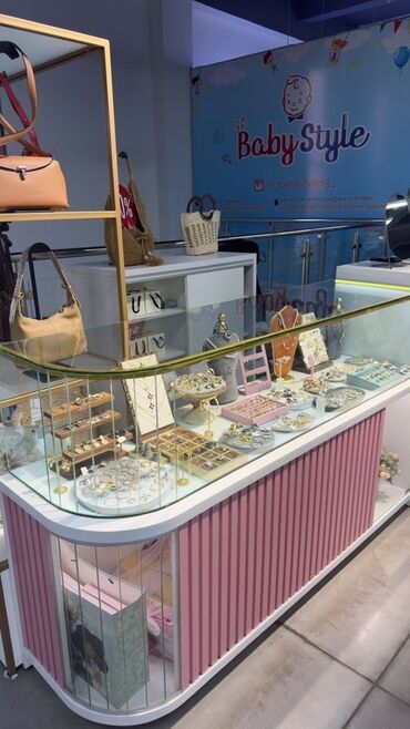 свадебные платья с шлейфом: Продаю мебель с товаром и оборудованием для бижутерии