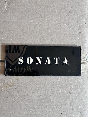 Декоративная табличка «SONATA» из акрила. Прямоугольная глянцевая