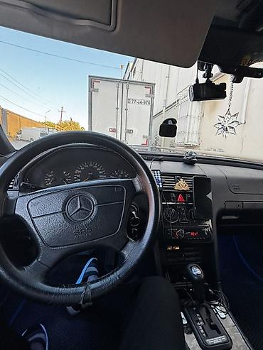 mercedes şəkilləri: Mercedes-Benz C‑Class (W202) sedan – qara rəng. Xüsusiyyətlər: - — 6