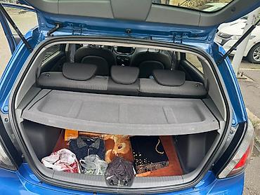 011 ucuz: Kia Rio hetçbek, mavi rəngdə. Avtomobilin кузов tipi 5 qapılı — 5