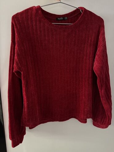 köynekler: Bershka markalı, uzunqol, fitilli, tünd qırmızı rəngli bluz. Yumşaq