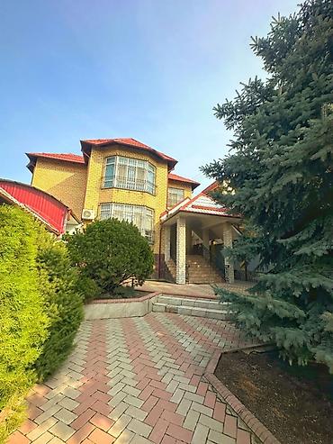 Продажа коттеджей и домов: Просторный кирпичный дом с благоустроенной территорией и продуманной — 1