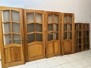 Строительные блоки: Bu dəstə şüşə panelli beş taxta qapı daxildir. Hər bir qapı taxta