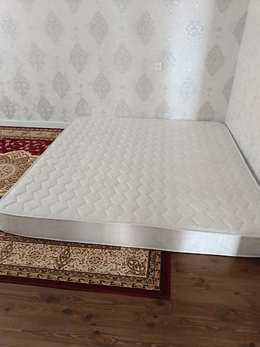 Matraslar: İki tərəfli ortopedik döşək - Ölçü: təxminən 200×200 sm (kvadrat — 4