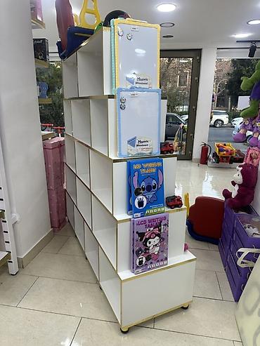 ucuz vitrin: 450 Azn yigilib. 1 aydi. Sadece dukanda yer olmadigi ucun satilir 300 — 3