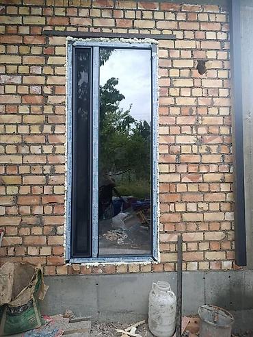 Узкое вертикальное металлопластиковое окно с глухой створкой и узкой