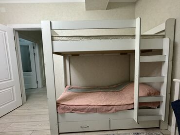 Детские кровати: Продаю двухъярусную кровать с 2-мя матрасами, б/у в отличном