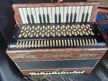 akkardeon: Qarmon. Xüsusiyyətlər: - Sağ tərəfdə pianino tipli klaviatura (ağ-qara — 6