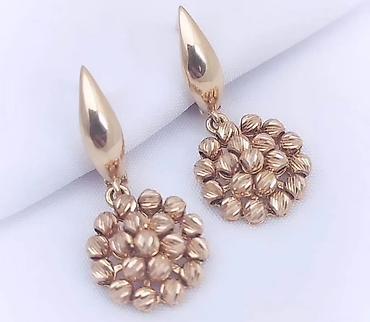 Серьги: Пара элегантных золотистых сережек с английским замком. Каждая сережка — 4