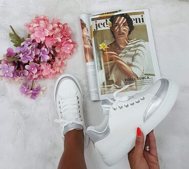 Women's Sneakers and athletic shoes: 36-41
2000 — 5