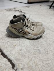 Кроссовки и спортивная обувь: - Размер: EU 38 длина стопы 250 мм (указано на ярлыке). - Верх — 5