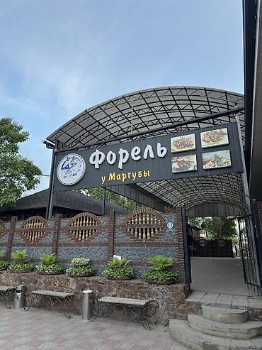 Аренда ресторанов и кафе: Ресторан «Форель у Маргубы» - Просторная крытая площадка с высоким — 1