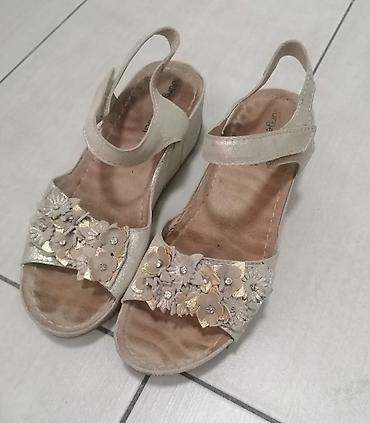 zelene starke converse: Nežno zlatne sandale, malo nošene, gazište je kožno. Br 39 — 2