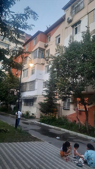 kiraye ecemi: 4 mkr 26 məhəllədə Abad həyətdə H .Seyidzadədə kücəsində 2 otagli — 3