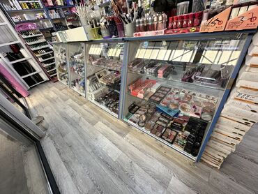 оборудование для магазинов: 4полки.Стеклянная торговая витрина, предназначенная для демонстрации