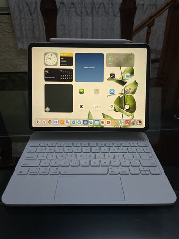 ipad air 6: Планшет, Apple, эс тутум 128 ГБ, 5G, Колдонулган, Клавиатурасы менен түсү - Күмүш