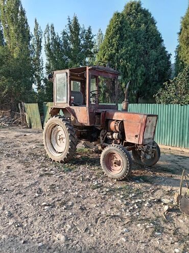 пакрышка на фит: Продается трактор красного цвета, оснащенный кабиной с панорамным