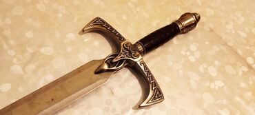 сувенирный нож: Продаю:Сувенирный меч, не заточен, состояние не плохое