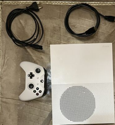 ssd disk qiymeti: Ağ rəngli Xbox One S oyun konsolu. Konsol nazik dizayna malikdir və
