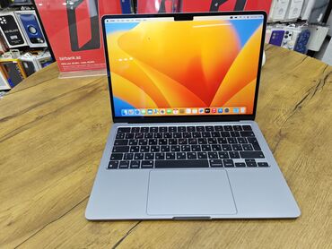 Acer: Apple MacBook, 13.5 ", Apple M2, 256 GB