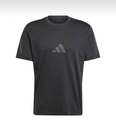 Kurtkalar: Qara rəngli, qısaqol Adidas idman köynəyi. Köynəyin ön tərəfində və
