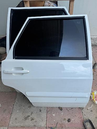 2 ci perde: Avtomobil üçün ağ rəngli кузов detalları dəsti satılır. Şəkillərdə 3 — 2