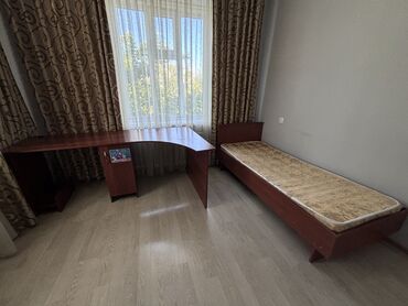 куханый мебел: Продается одно спальная кровать, и компьютерный стол. комплект