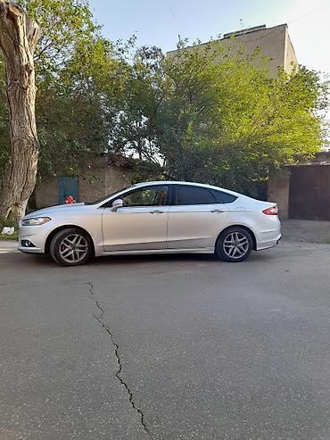 ford: Ford Fusion sedan satılır. Avtomobil gümüşü rəngdədir və zərif — 1